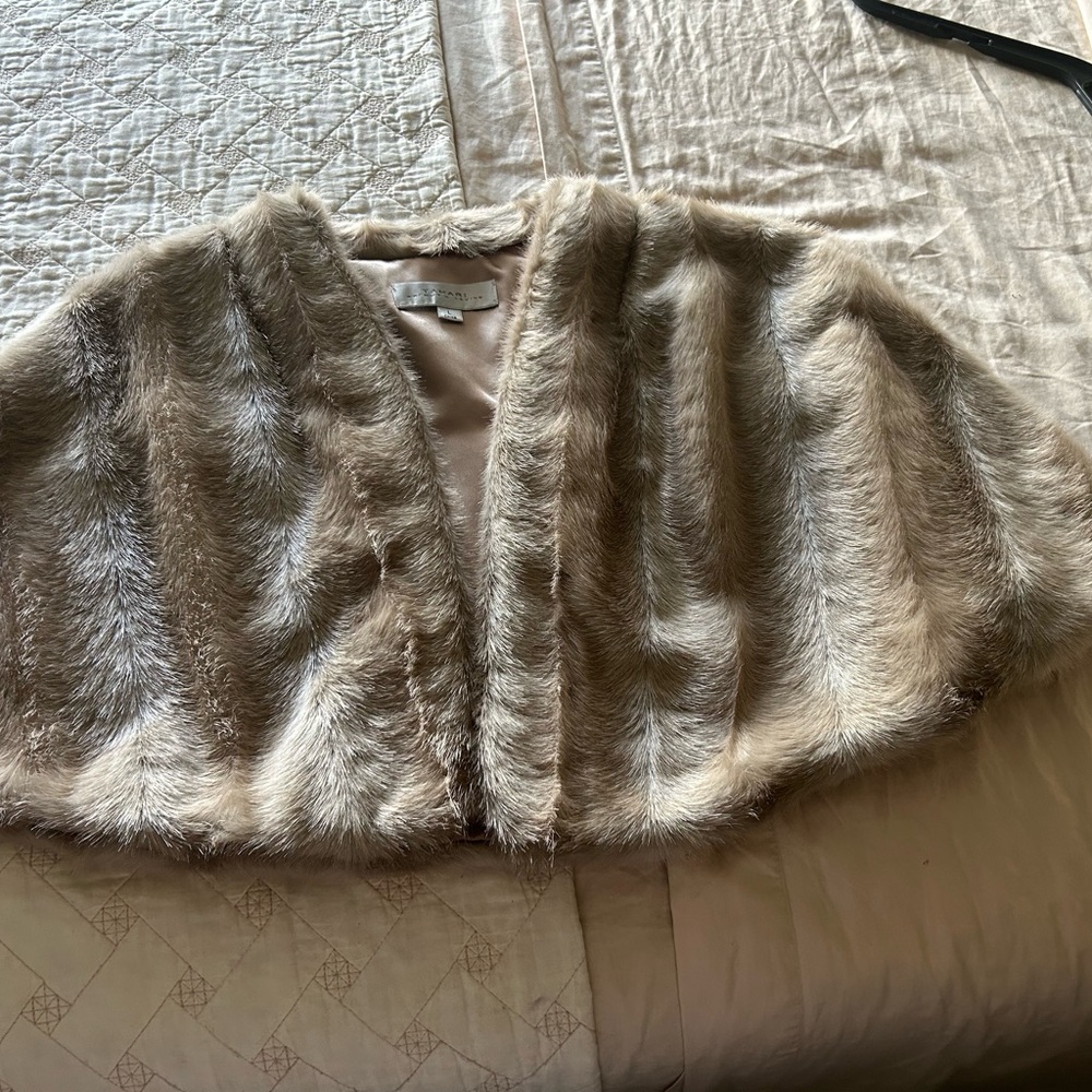 Elegant Faux Fur Cape in Cream